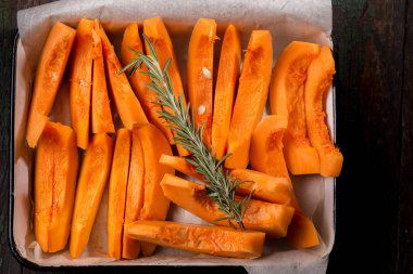 Taze kabak ve biberiye pişirme tepsisi üzerinde