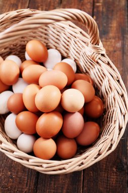 Büyük bir sepet içinde birçok taze organik yumurta