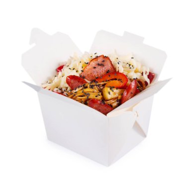 Tütsülenmiş sosis ve beyaz bir arka plan üzerinde izole bir kağıt kutu içinde pastırma ile erişte