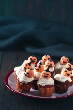 Beyaz çikolata ve turuncu kabak ile cupcakes