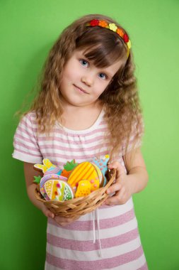 Bir kız portresi Paskalya gingerbread çerezleri bir sepet ile