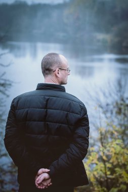Nehir kıyısında bir sıcak siyah ceketli adamı emekli