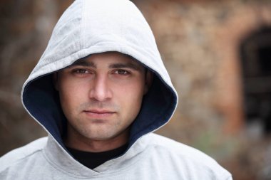 Gri bir başlıklı yakışıklı bir genç adam