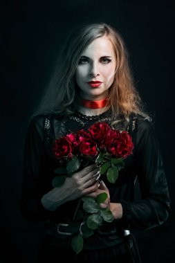 Bir gül ile Gotik elbiseli güzel kadın