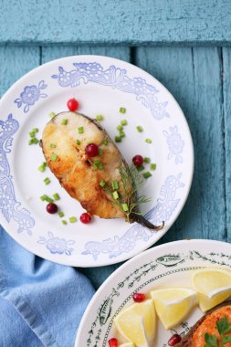 Izgara kırmızı balık biftek somon ve yayın balığı, closeup görünümü