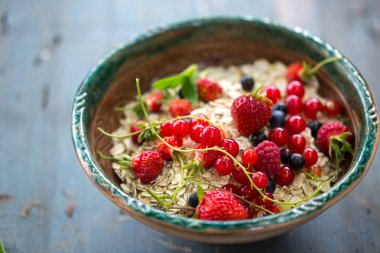 çiğ yulaf gevreği taze sulu çilek ile