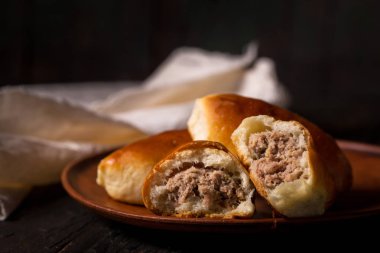 plaka yakın çekim etli börek