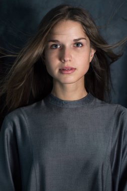 Duygusal bir ifade ile vintage elbiseli güzel kız