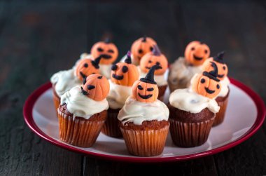 Beyaz çikolata ve turuncu kabak ile cupcakes