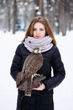 Kolunda bir şahin tutan genç kadın