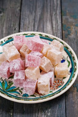 rahat lokum - Türk lokumu ile ahşap bir zemin üzerine pudra şekeri