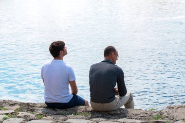 Nehir kenarında iki iyi arkadaş iletişim