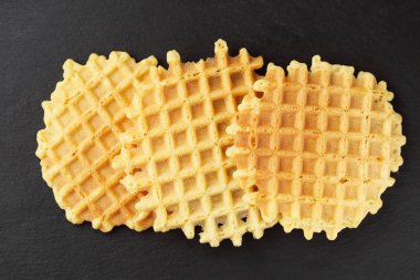 Kayrak bir plaka üzerinde kırmızı çıtır gofret