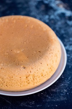 Bisküvi kek, kütük pasta siyah bir arka plan için