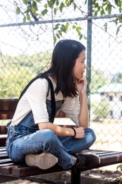 Güzel bir genç Çinli kadın sokakta açık resmi