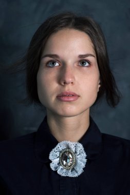 Duygusal bir ifade ile vintage elbiseli güzel kız