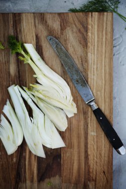 ahşap masa üzerinde üstten görünüm rezene kesmek