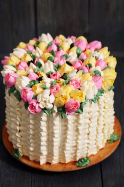 Bahar dekor ile muhteşem pasta. Lale Sevgililer günü ve anneler günü için sepet