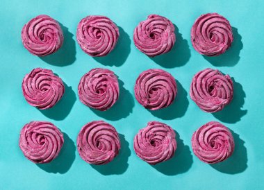 Capcake turkuaz kağıt arka plan üzerinde marshmallow ile