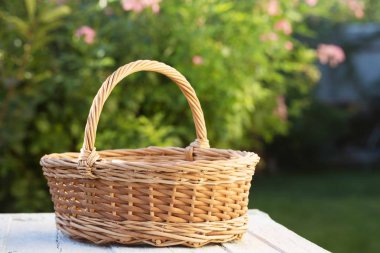 Masada bahçesinde boş sepet