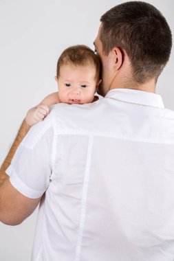 Baba ve beyaz arka plan üzerinde yeni doğan bebek