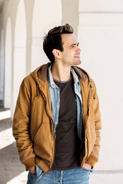 Yakışıklı delikanlı kot pantolon ve ceket