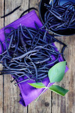 Büyük bir kase içinde mavi kuşkonmaz fasulye