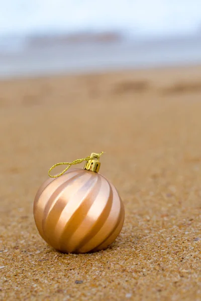 Рождественская Игрушка Песчаном Пляже Океана — стоковое фото