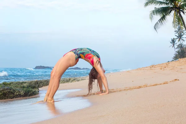 Bir Kadının Esneklik Sahilde Bir Egzersiz Yapması — Stok fotoğraf