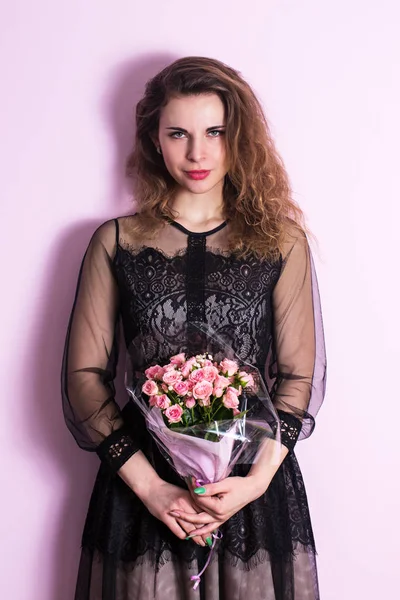 Mulher Bonita Com Buquê Delicadas Rosas Rosadas — Fotografia de Stock