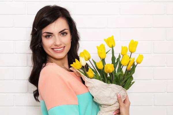 Joven Hermosa Mujer Con Gran Ramo Tulipanes —  Fotos de Stock
