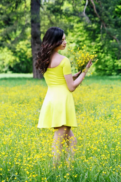 Mulheres Apreciando Natureza Prado Menina Prado Com Flores Buttercups — Fotografia de Stock