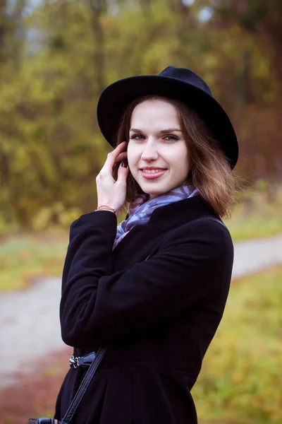 秋の森の黒い帽子の美しい少女の肖像画 — ストック写真