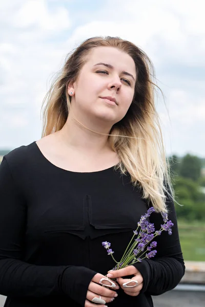 Jonge Vrouw Met Een Boeket Van Lavendel Close — Stockfoto