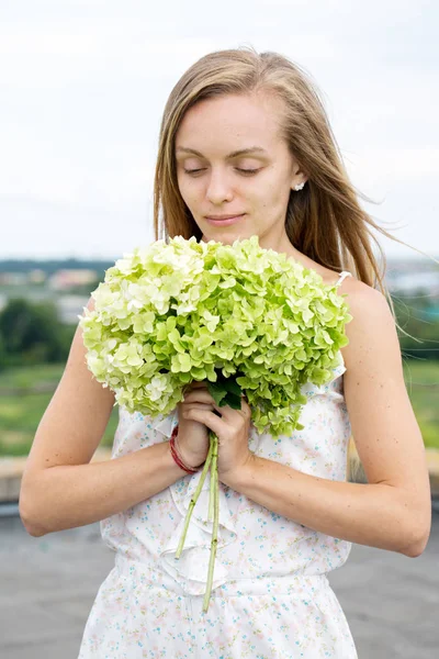 Krásná Dívka Kyticí Hortenzie — Stock fotografie