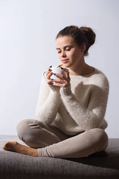 一杯热咖啡的年轻女人 — 图库照片