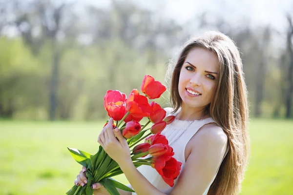 Hermosa Chica Romántica Pelo Largo Con Ramo Tulipanes — Foto de Stock