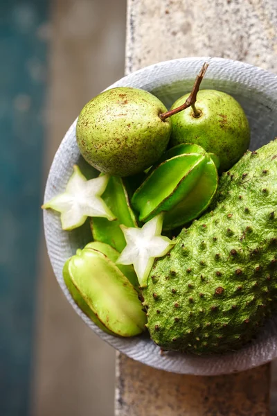 Sappige Exotisch Fruit Een Metalen Plaat Een Rustieke Achtergrond — Stockfoto