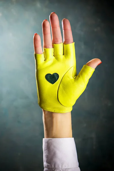 Vrouwelijke Hand Een Mooie Lederen Handschoen — Stockfoto