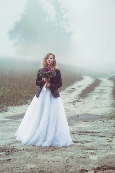 Hermosa Novia Con Ramo Sobre Fondo Campo Niebla — Foto de Stock