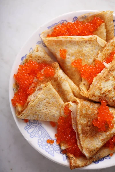 Frittelle Con Caviale Rosso Casa Spuntino Salato Shrovetide — Foto Stock