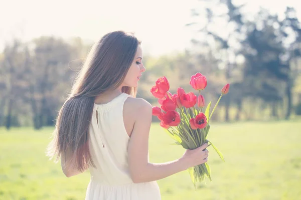 Menina Romântica Cabelos Longos Bonita Com Buquê Tulipas — Fotografia de Stock