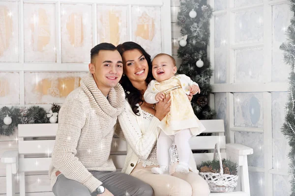 Gelukkige Familie Vader Moeder Dochter Veranda Met Kerstversiering — Stockfoto