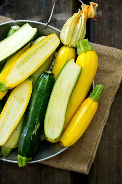 Eine Gruppe Frischer Farbenfroher Zucchini Einem Druiden — Stockfoto