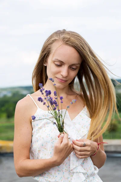 Mladá Žena Držící Kytice Levandule — Stock fotografie