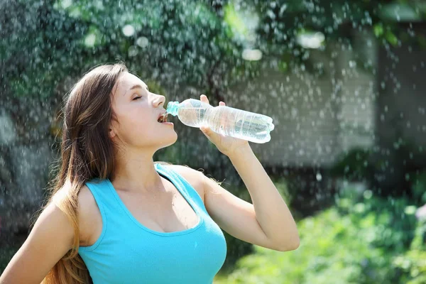 Mooie Jonge Vrouw Drinkt Water Uit Een Fles — Stockfoto