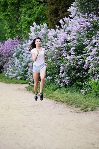 Unga Vackra Kvinnan Jogging Vår Park — Stockfoto