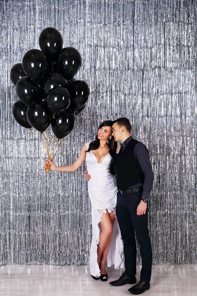 Foto Boda Pareja Joven Con Bolas Negras Sobre Fondo Brillante —  Fotos de Stock