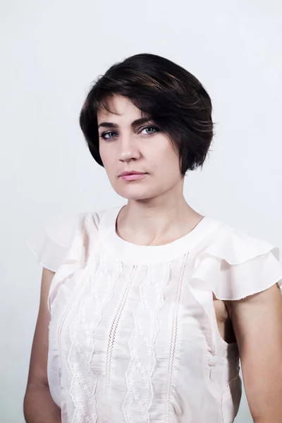 Retrato Una Mujer Con Pelo Corto — Foto de Stock