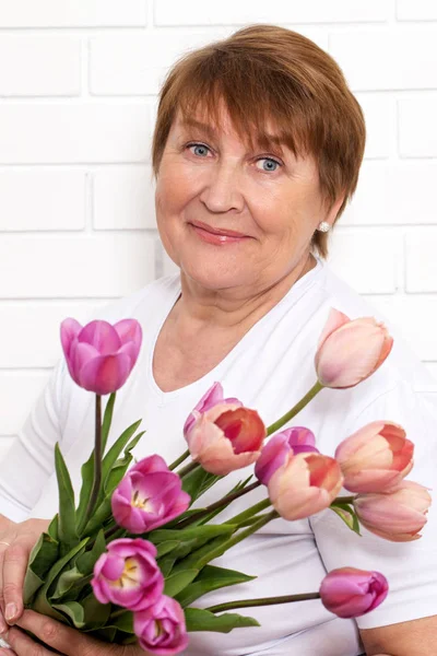 チューリップの花束を持つ大人の女性 — ストック写真